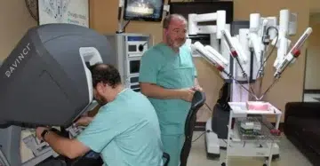 Spitalul Pelican şi-a prezentat robotul chirurgical da Vinci, cel mai performant din lume