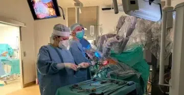 Medici cu mâni de aur și robotul da Vinci