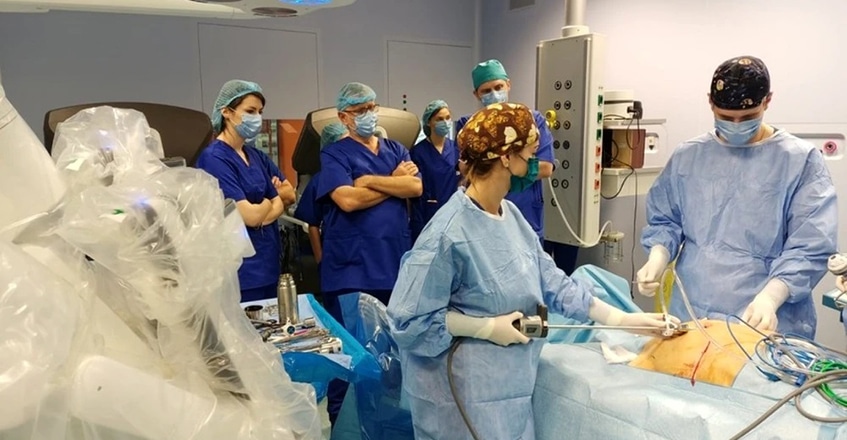 Pacient cu cancer de colon, salvat la Iaşi prin chirurgie robotică